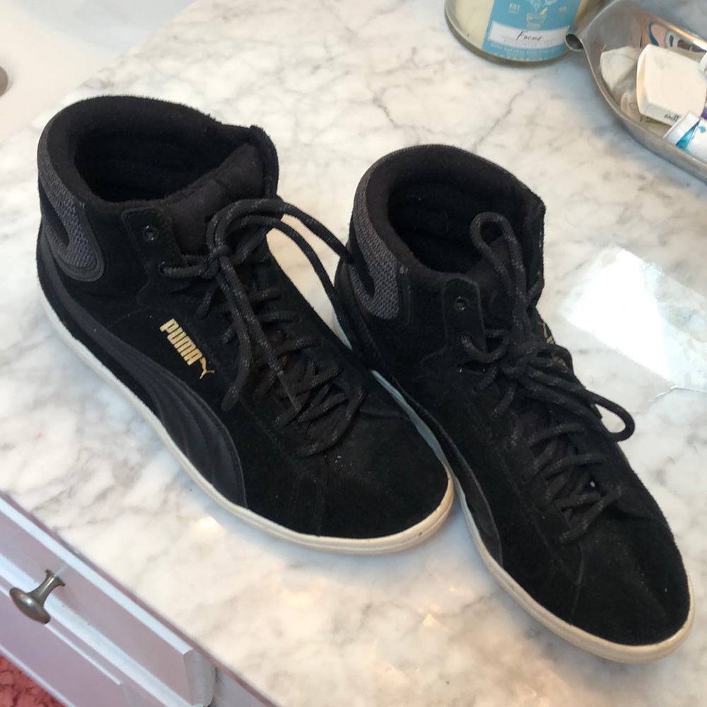 Women’s size 8 black Puma high tops. Super cute!
